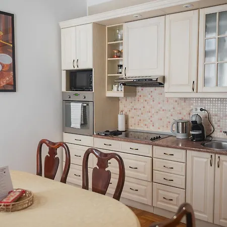 Maison 117 - Spacious 3-bedroom In Ferhadija شقة سراييفو